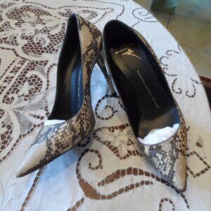 Giuseppe Zanotti Gray Leathe rSnake Skin Print Heeled Pumps Size 38B